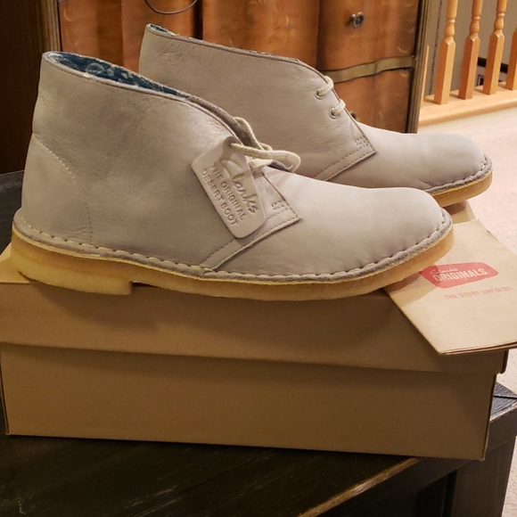 NIB Clarks Brand New Stone Nubuck Desert Boots - Picture 2 of 8
